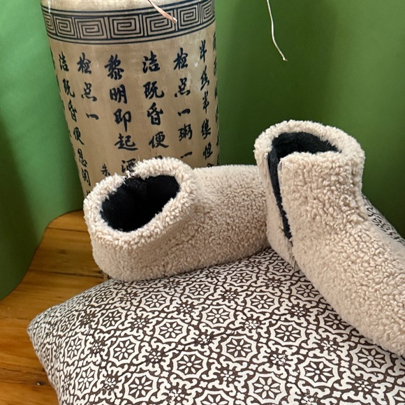 ROAM Cream Fleece Slippers - Picture 1 of 4